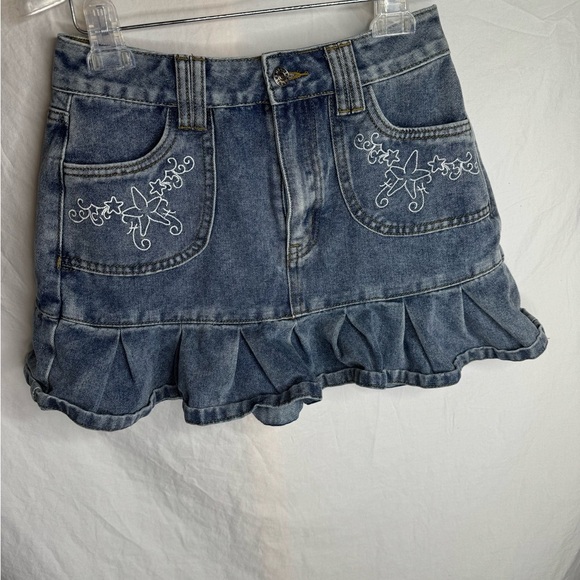 Star Embroidered Ruffle Hem Mini Denim Skirt Size Small - Picture 2 of 5